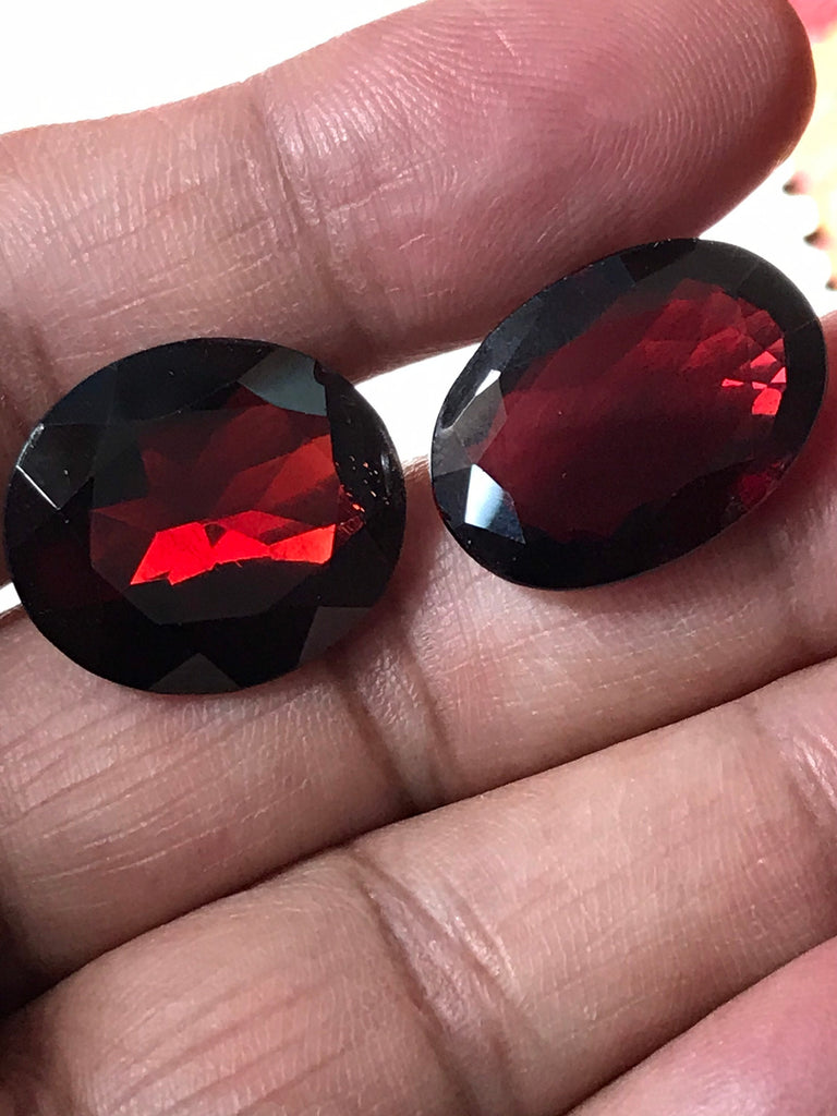Red Garnet Oval ,Wide Spread ,Faceted 21.2x15.2 & 20.24x17.5 mm, Red color 100% Natural,creative N Very Impressive siz (G-00098)